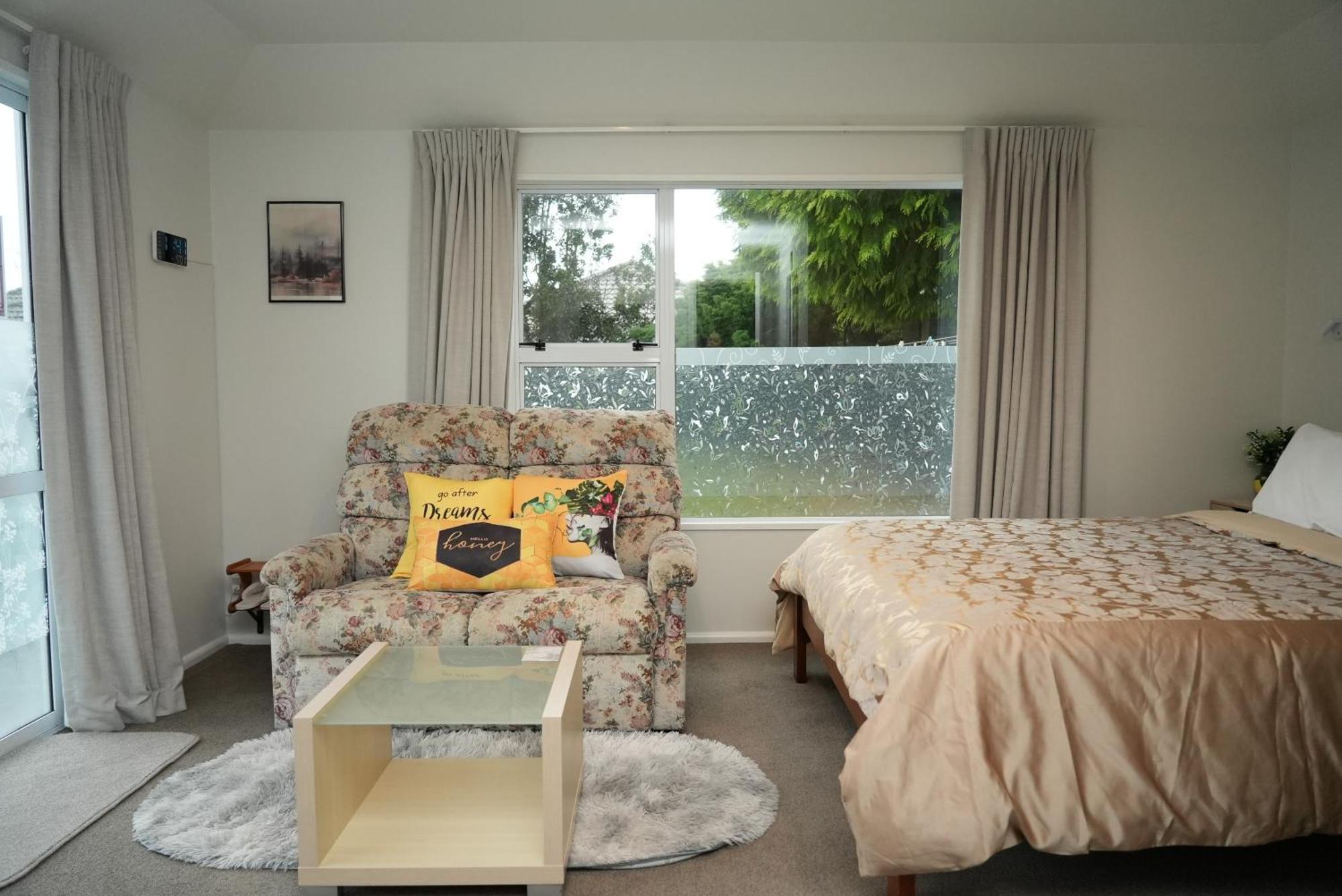 Cozy And Sunny Room Near City To Seapath Крайстчърч Стая снимка